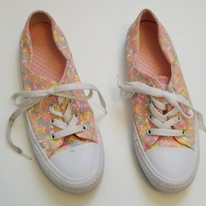 Womens size 7 pink chuck taylor converse low tops